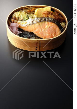 ちくわ天、唐揚げ、焼きシャケ、海苔弁 135416365