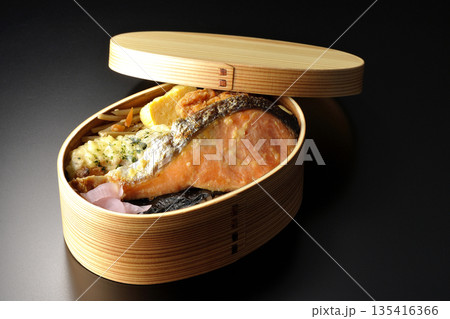 ちくわ天、唐揚げ、焼きシャケ、海苔弁 135416366
