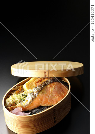 ちくわ天、唐揚げ、焼きシャケ、海苔弁 135416371