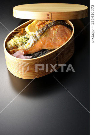 ちくわ天、唐揚げ、焼きシャケ、海苔弁 ちくわ天、唐揚げ、焼きシャケ、海苔弁 135416372