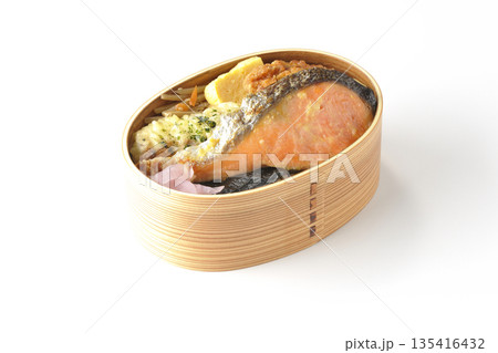 ちくわ天、唐揚げ、焼きシャケ、海苔弁 ちくわ天、唐揚げ、焼きシャケ、海苔弁 135416432