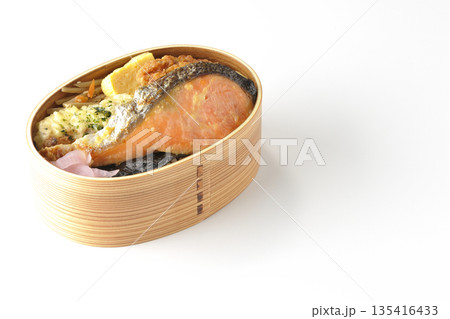 ちくわ天、唐揚げ、焼きシャケ、海苔弁 ちくわ天、唐揚げ、焼きシャケ、海苔弁 135416433