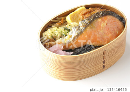 ちくわ天、唐揚げ、焼きシャケ、海苔弁 135416436