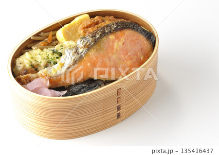 ちくわ天、唐揚げ、焼きシャケ、海苔弁 135416437