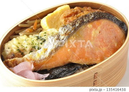 ちくわ天、唐揚げ、焼きシャケ、海苔弁 ちくわ天、唐揚げ、焼きシャケ、海苔弁 135416438