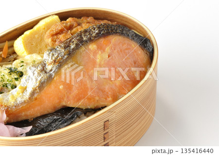ちくわ天、唐揚げ、焼きシャケ、海苔弁 ちくわ天、唐揚げ、焼きシャケ、海苔弁 135416440