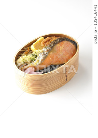 ちくわ天、唐揚げ、焼きシャケ、海苔弁 135416441