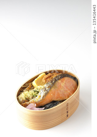 ちくわ天、唐揚げ、焼きシャケ、海苔弁 ちくわ天、唐揚げ、焼きシャケ、海苔弁 135416443