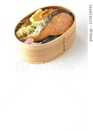 ちくわ天、唐揚げ、焼きシャケ、海苔弁 135416445