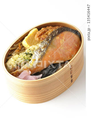 ちくわ天、唐揚げ、焼きシャケ、海苔弁 ちくわ天、唐揚げ、焼きシャケ、海苔弁 135416447