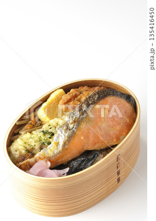 ちくわ天、唐揚げ、焼きシャケ、海苔弁 135416450
