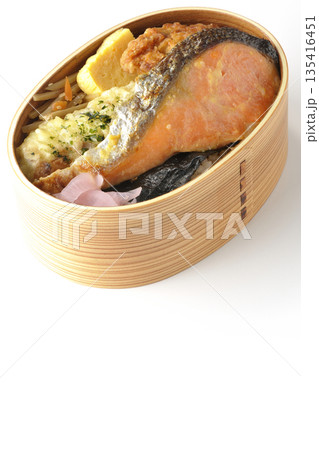 ちくわ天、唐揚げ、焼きシャケ、海苔弁 ちくわ天、唐揚げ、焼きシャケ、海苔弁 135416451