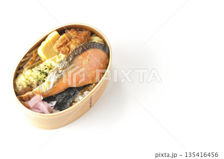 ちくわ天、唐揚げ、焼きシャケ、海苔弁 135416456