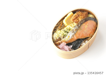 ちくわ天、唐揚げ、焼きシャケ、海苔弁 ちくわ天、唐揚げ、焼きシャケ、海苔弁 135416457
