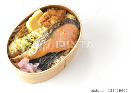 ちくわ天、唐揚げ、焼きシャケ、海苔弁 ちくわ天、唐揚げ、焼きシャケ、海苔弁 135416462
