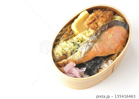ちくわ天、唐揚げ、焼きシャケ、海苔弁 ちくわ天、唐揚げ、焼きシャケ、海苔弁 135416463