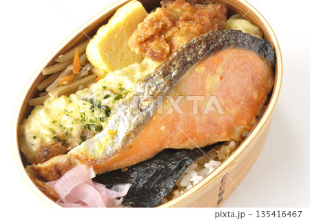 ちくわ天、唐揚げ、焼きシャケ、海苔弁 135416467