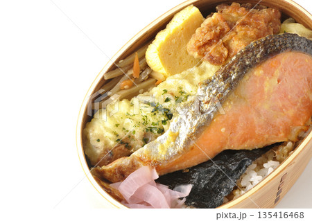 ちくわ天、唐揚げ、焼きシャケ、海苔弁 ちくわ天、唐揚げ、焼きシャケ、海苔弁 135416468