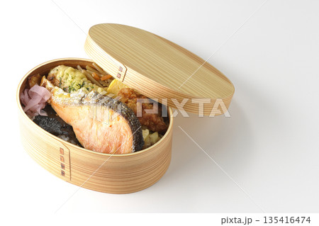ちくわ天、唐揚げ、焼きシャケ、海苔弁 ちくわ天、唐揚げ、焼きシャケ、海苔弁 135416474
