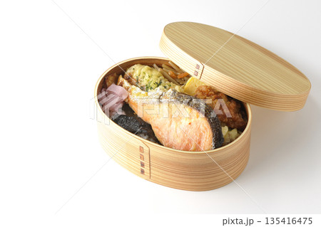 ちくわ天、唐揚げ、焼きシャケ、海苔弁 135416475