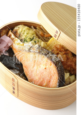 ちくわ天、唐揚げ、焼きシャケ、海苔弁 135416480