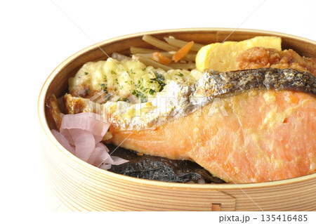ちくわ天、唐揚げ、焼きシャケ、海苔弁 ちくわ天、唐揚げ、焼きシャケ、海苔弁 135416485