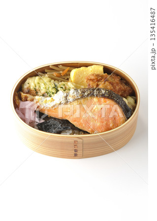 ちくわ天、唐揚げ、焼きシャケ、海苔弁 ちくわ天、唐揚げ、焼きシャケ、海苔弁 135416487