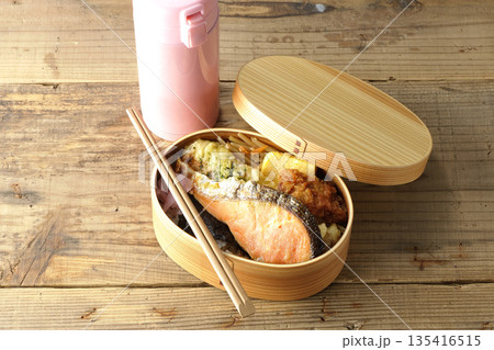 ちくわ天、唐揚げ、焼きシャケ、海苔弁と水筒 135416515