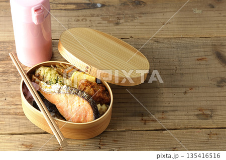 ちくわ天、唐揚げ、焼きシャケ、海苔弁と水筒 135416516