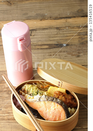 ちくわ天、唐揚げ、焼きシャケ、海苔弁と水筒 ちくわ天、唐揚げ、焼きシャケ、海苔弁と水筒 135416519