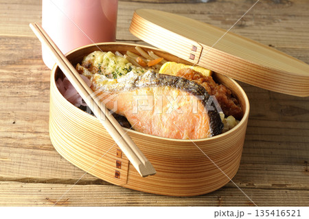 ちくわ天、唐揚げ、焼きシャケ、海苔弁と水筒 ちくわ天、唐揚げ、焼きシャケ、海苔弁と水筒 135416521