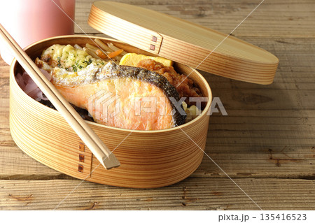 ちくわ天、唐揚げ、焼きシャケ、海苔弁と水筒 ちくわ天、唐揚げ、焼きシャケ、海苔弁と水筒 135416523