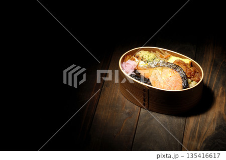ちくわ天、唐揚げ、焼きシャケ、海苔弁 135416617