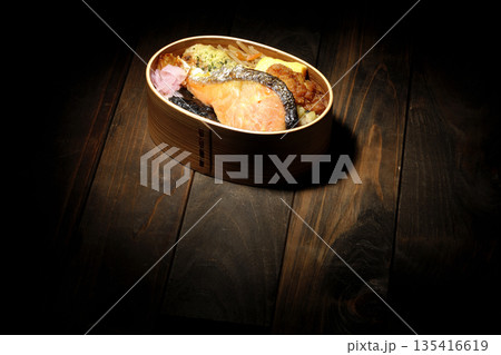 ちくわ天、唐揚げ、焼きシャケ、海苔弁 ちくわ天、唐揚げ、焼きシャケ、海苔弁 135416619