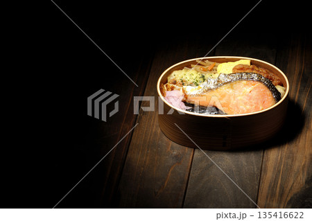 ちくわ天、唐揚げ、焼きシャケ、海苔弁 ちくわ天、唐揚げ、焼きシャケ、海苔弁 135416622