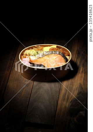 ちくわ天、唐揚げ、焼きシャケ、海苔弁 ちくわ天、唐揚げ、焼きシャケ、海苔弁 135416625