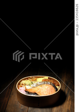 ちくわ天、唐揚げ、焼きシャケ、海苔弁 ちくわ天、唐揚げ、焼きシャケ、海苔弁 135416626