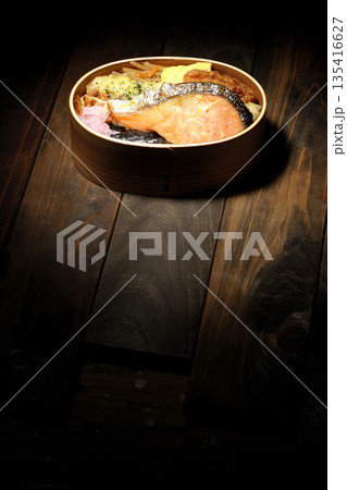 ちくわ天、唐揚げ、焼きシャケ、海苔弁 135416627