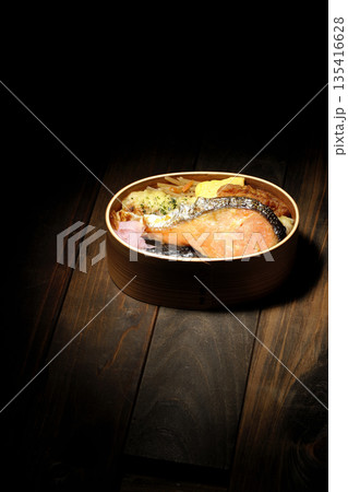 ちくわ天、唐揚げ、焼きシャケ、海苔弁 ちくわ天、唐揚げ、焼きシャケ、海苔弁 135416628
