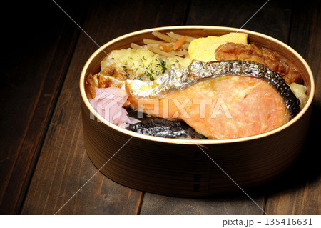 ちくわ天、唐揚げ、焼きシャケ、海苔弁 ちくわ天、唐揚げ、焼きシャケ、海苔弁 135416631