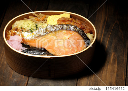ちくわ天、唐揚げ、焼きシャケ、海苔弁 135416632