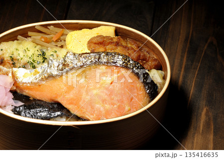 ちくわ天、唐揚げ、焼きシャケ、海苔弁 135416635