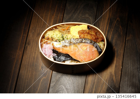 ちくわ天、唐揚げ、焼きシャケ、海苔弁 ちくわ天、唐揚げ、焼きシャケ、海苔弁 135416645