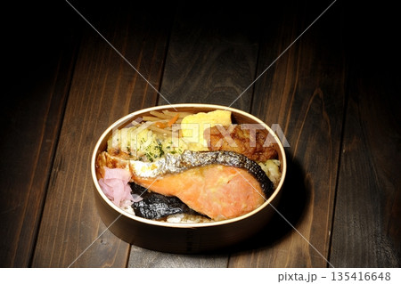 ちくわ天、唐揚げ、焼きシャケ、海苔弁 ちくわ天、唐揚げ、焼きシャケ、海苔弁 135416648