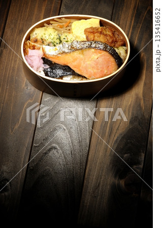 ちくわ天、唐揚げ、焼きシャケ、海苔弁 ちくわ天、唐揚げ、焼きシャケ、海苔弁 135416652