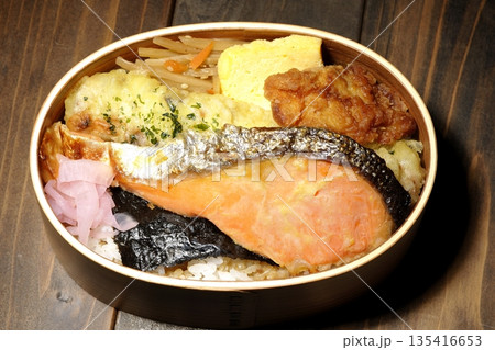 ちくわ天、唐揚げ、焼きシャケ、海苔弁 ちくわ天、唐揚げ、焼きシャケ、海苔弁 135416653