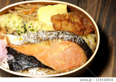 ちくわ天、唐揚げ、焼きシャケ、海苔弁 ちくわ天、唐揚げ、焼きシャケ、海苔弁 135416658