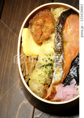 ちくわ天、唐揚げ、焼きシャケ、海苔弁 ちくわ天、唐揚げ、焼きシャケ、海苔弁 135416663