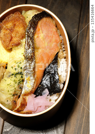 ちくわ天、唐揚げ、焼きシャケ、海苔弁 ちくわ天、唐揚げ、焼きシャケ、海苔弁 135416664