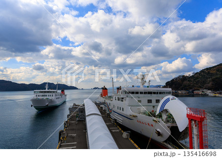 愛媛・八幡浜港に停泊するフェリーと穏やかな瀬戸内海の港町風景 135416698